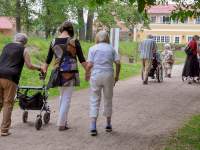 Seniorengruppe beim Spaziergang