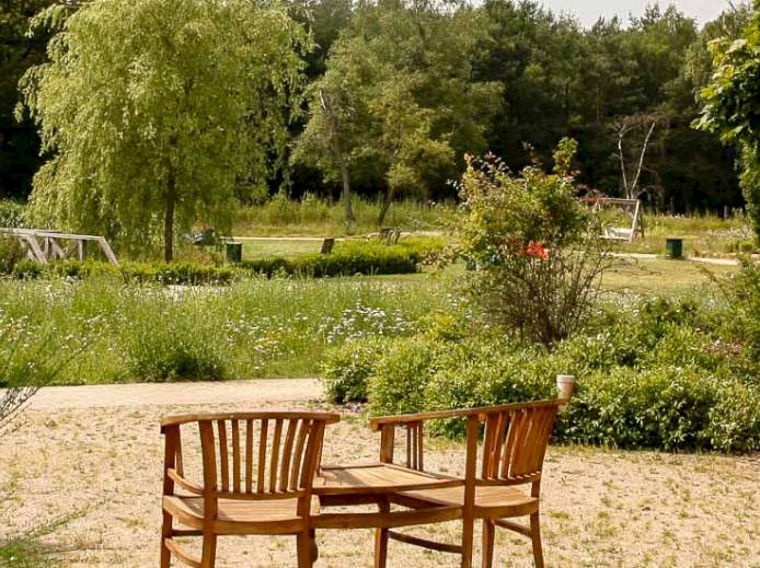 Sitzecke im Garten der Sinne mit Blick auf den Teich