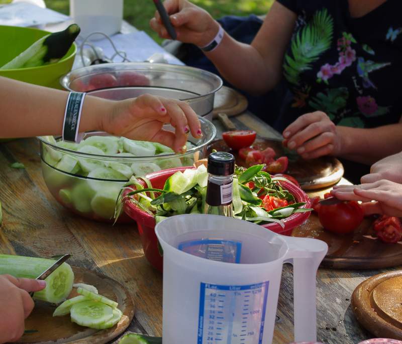 Kinder helfen beim Kochen in der Outdoor-Küche im LandPark