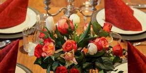 Rosenstrauß auf gedecktem Hochzeitstisch