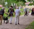 Seniorengruppe beim Spaziergang